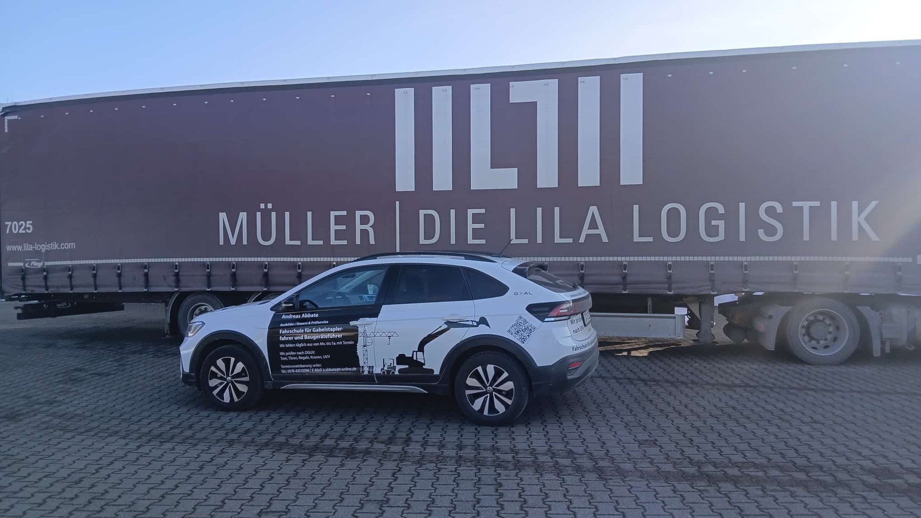 Fahrzeug von Andreas Abbate vor einem Logistik-LKW