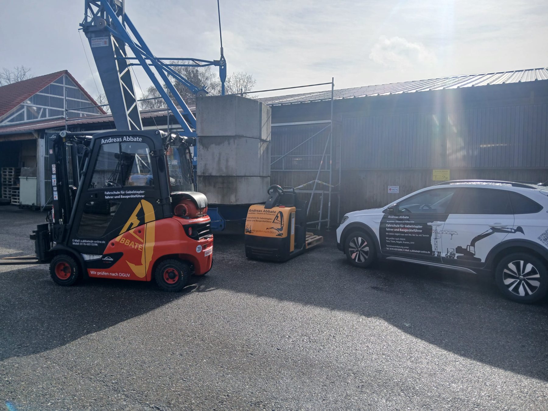 Gabelstapler, weiteres Fahrzeug und Auto auf dem Schulungsgelände