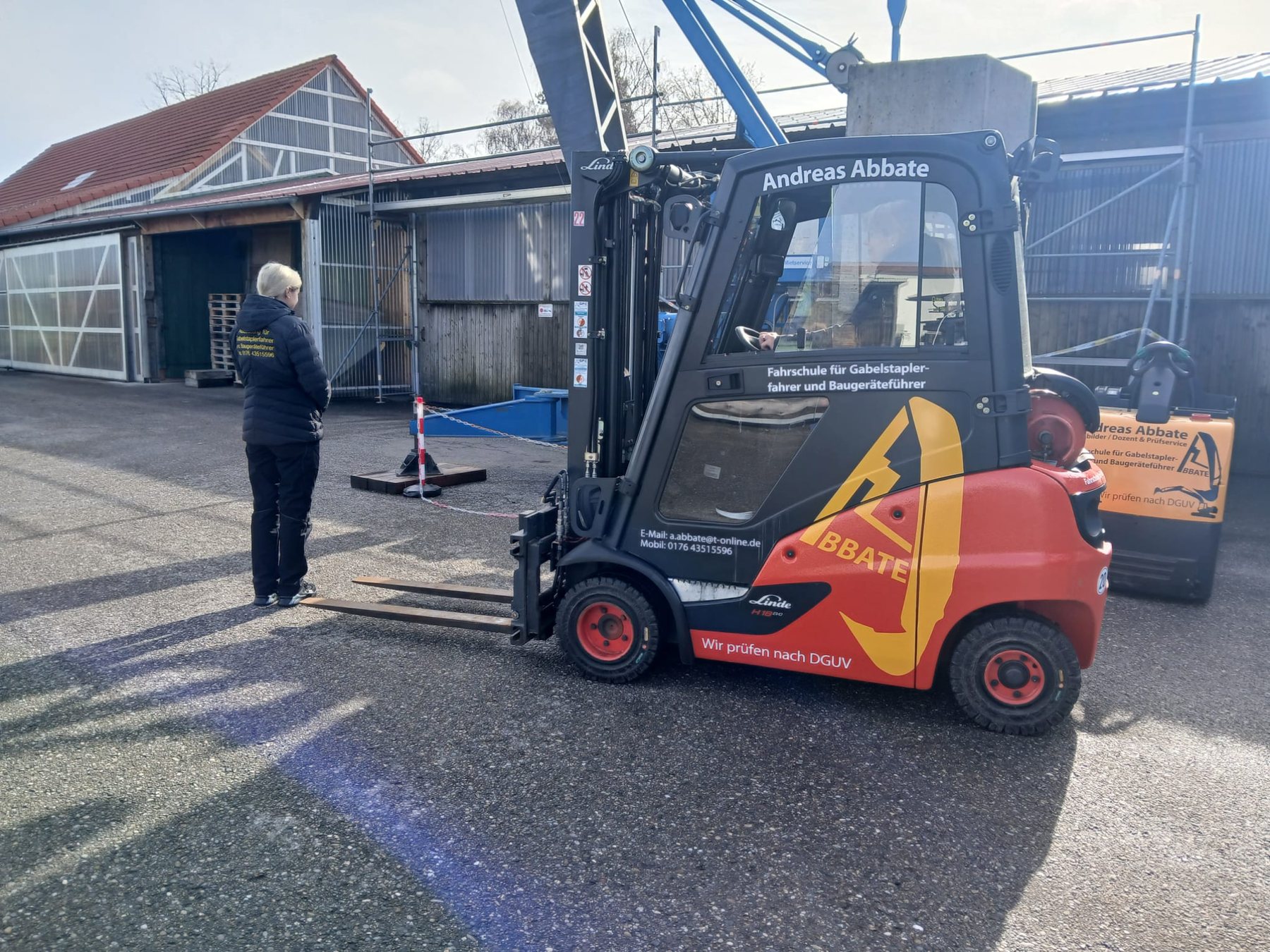 Gabelstapler im Einsatz auf dem Schulungsgelände