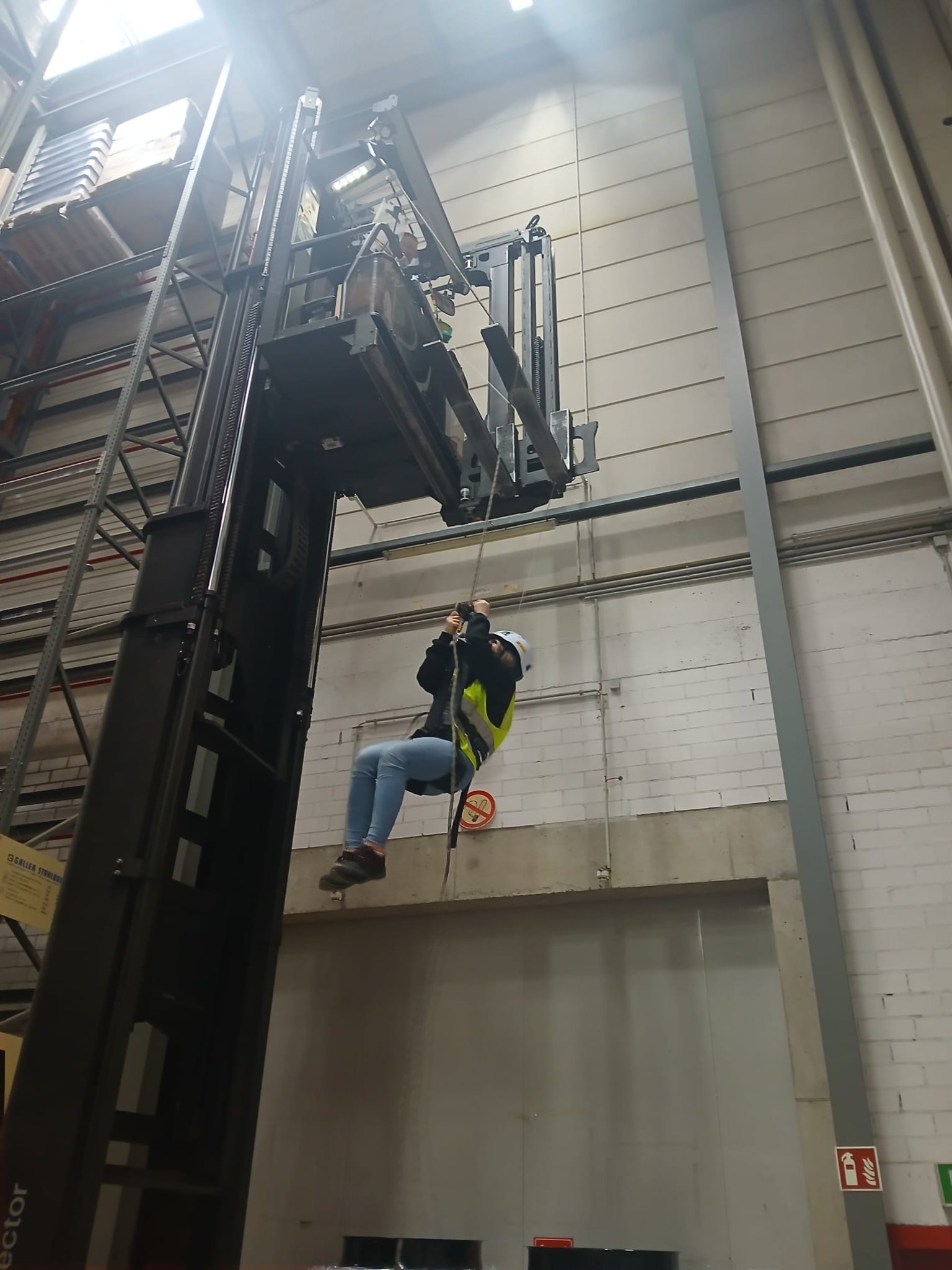 Abseilübung an einem Hochregalstapler