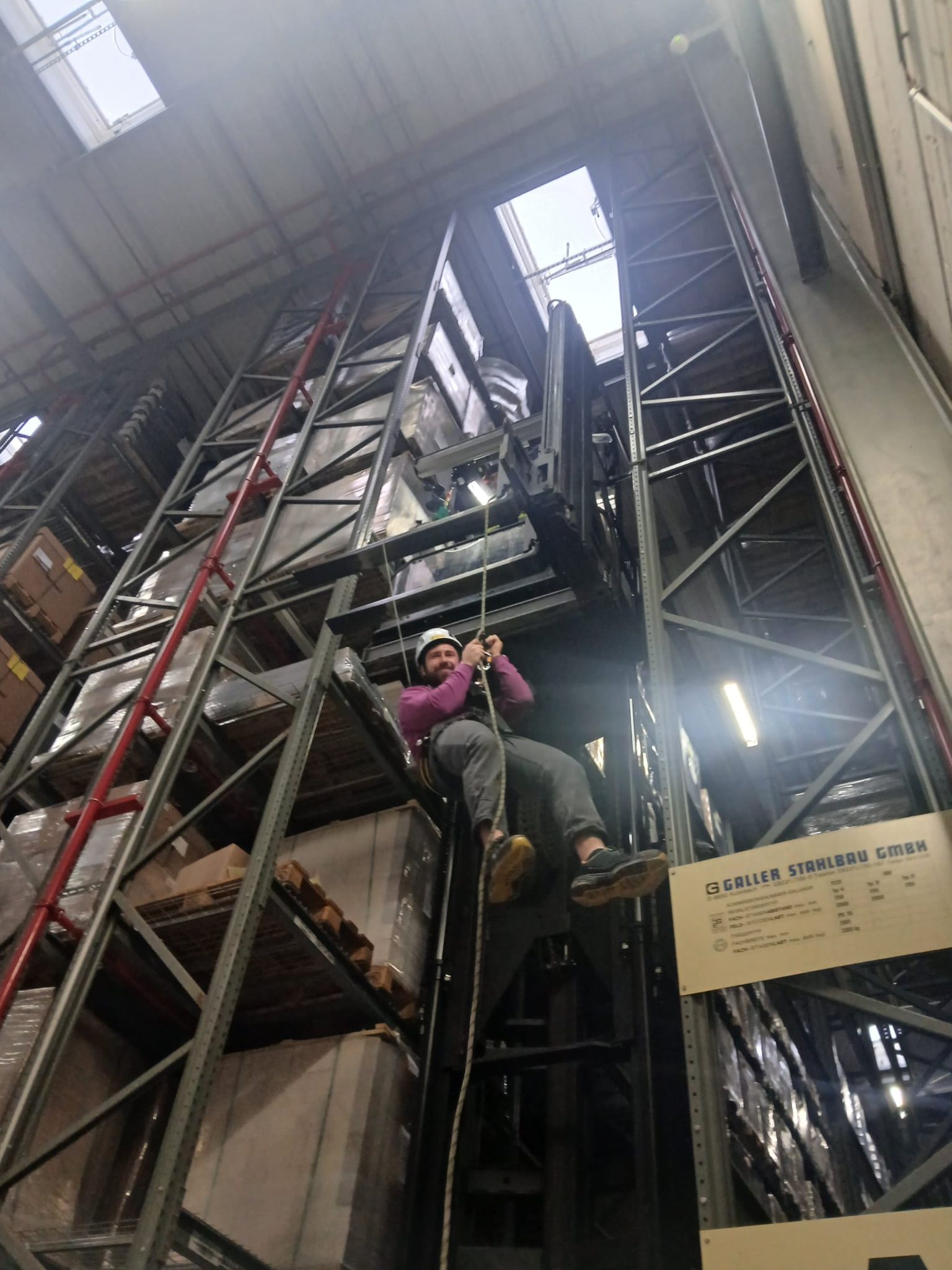 Abseilübung an einem Hochregalstapler in einem Lager